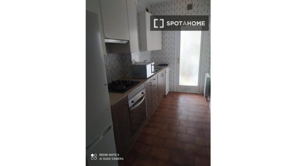 Habitación en piso compartido en barcelona. thumbnail 2