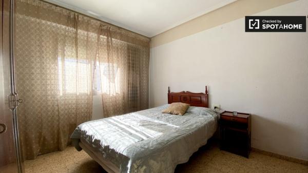 Se alquila habitación doble, apartamento de 3 dormitorios, Rascanya, Valencia photo 2