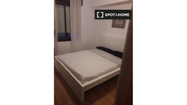 Se alquila habitación en apartamento de 2 dormitorios en el Eixample Dreta. thumbnail 1