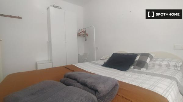Se alquila habitación en apartamento de 2 habitaciones en Málaga photo 1