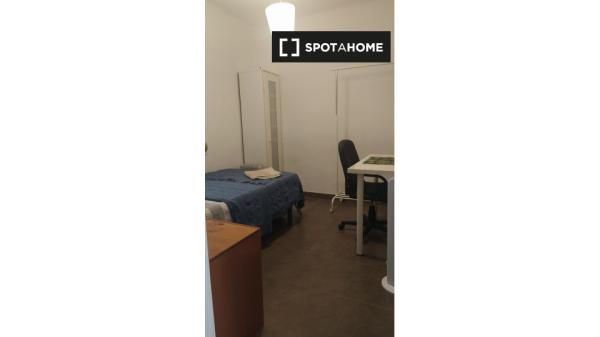 Se alquila habitación en apartamento de 2 habitaciones en Málaga photo 4