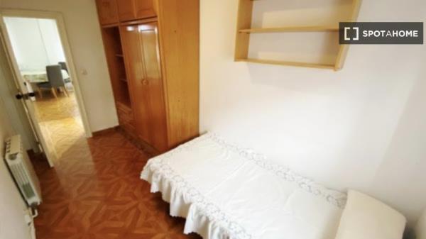 Habitación en piso compartido en madrid. photo 1