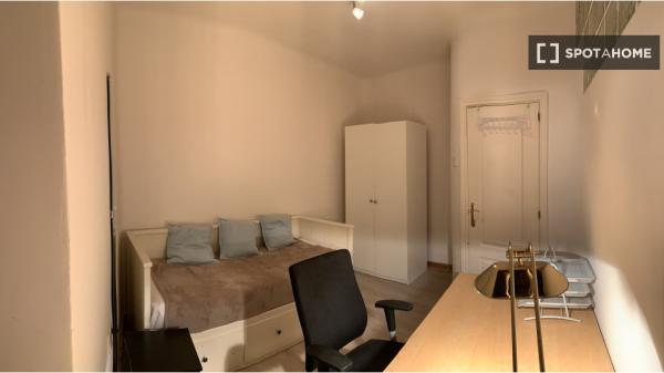 Habitación en piso compartido en madrid. photo 2