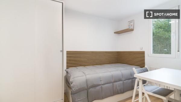 Se alquila habitación en apartamento de 3 dormitorios en Madrid photo 1