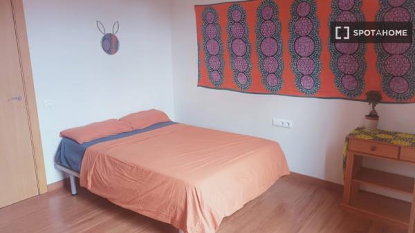 Se alquila habitación en piso de 5 habitaciones en Barcelona thumbnail 2