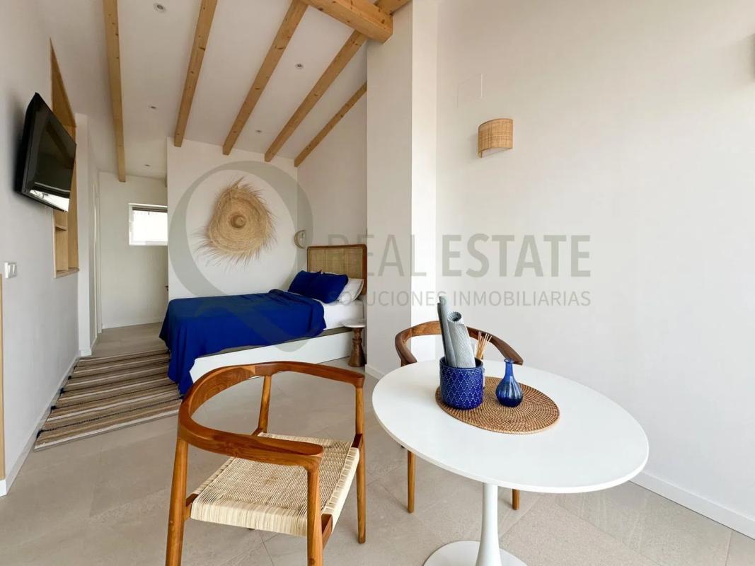 Sale of independent chalet in Barrio Casco Histórico-Santa Cruz, Alicante
 photo 2