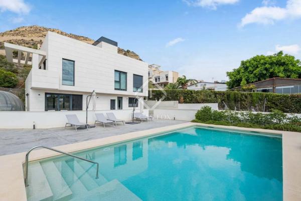 Chalet independiente en venta en Avenida Albufereta, Alicante / Alacant thumbnail 1