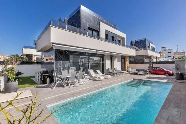 Detached villa for sale in  Calle Forano, 14, Torrevieja photo 1