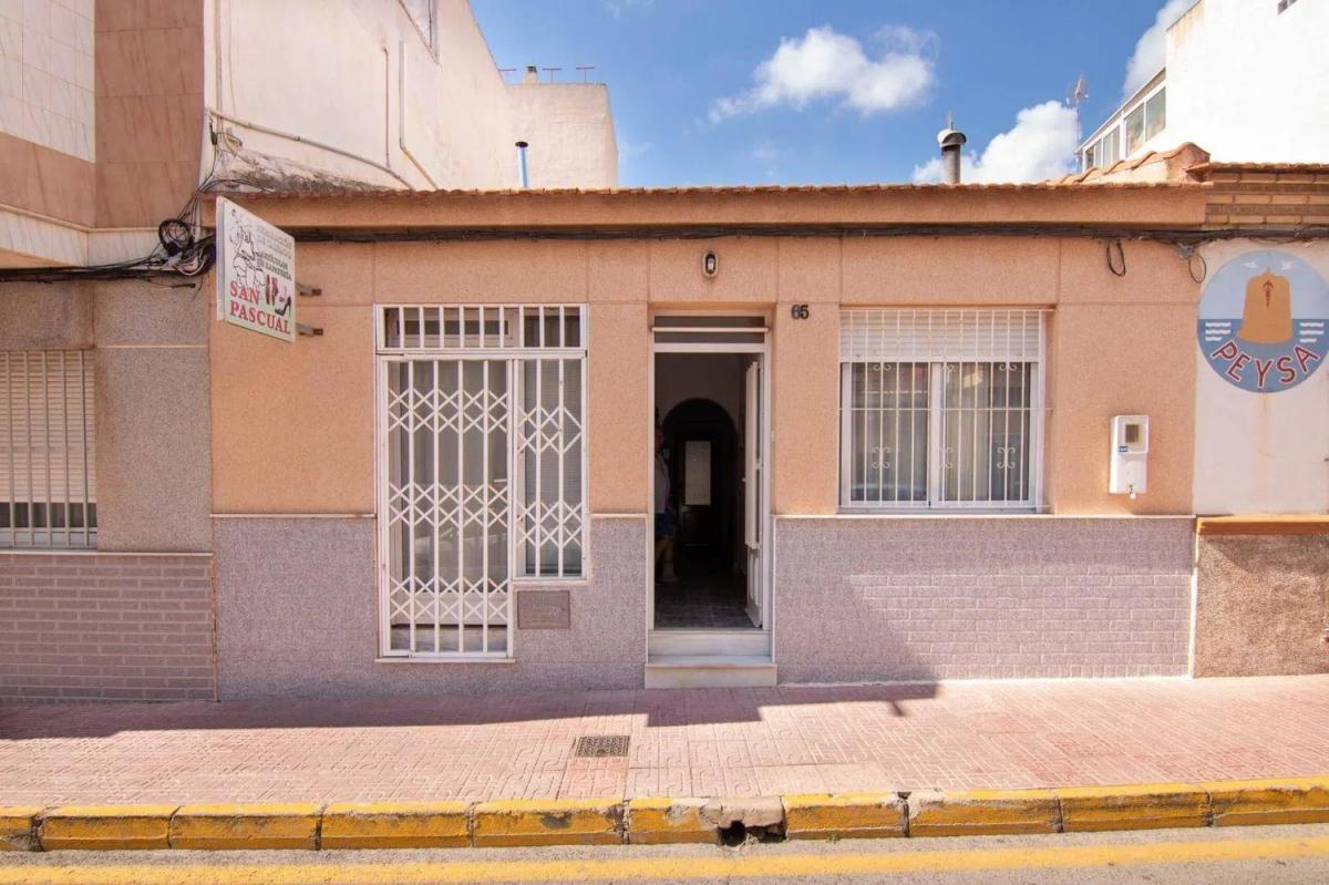 Sale of independent chalet in Barrio Centro - Muelle Pesquero, Torrevieja
 photo 2