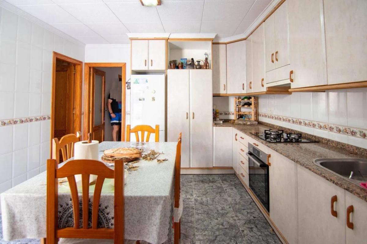 Sale of independent chalet in Barrio Centro - Muelle Pesquero, Torrevieja
 photo 5