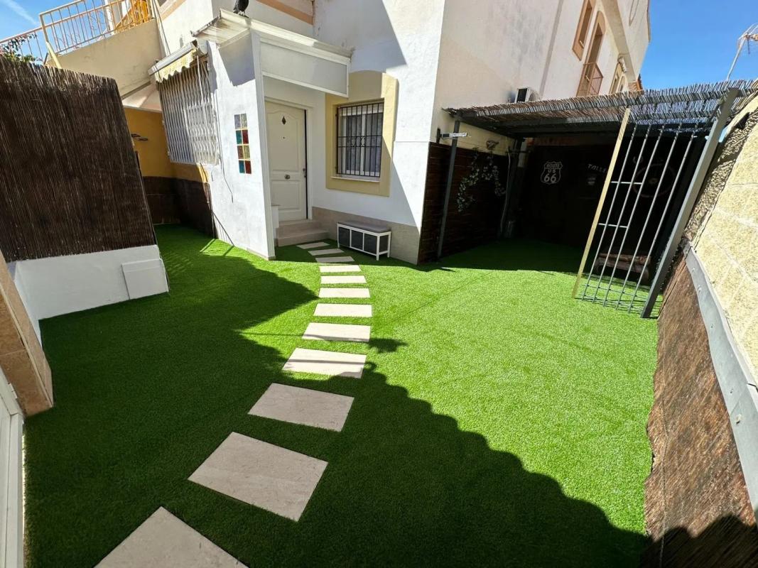 Sale of independent chalet in Barrio Parque de las Naciones, Torrevieja
photo 1