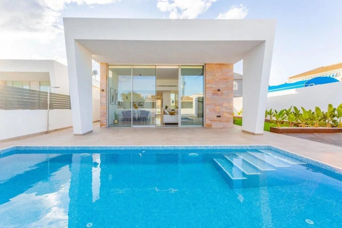Sale of independent chalet in Barrio El Molino, Torrevieja
 photo 2