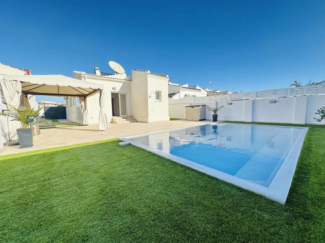 Sale of independent chalet in Barrio El Molino, Torrevieja
 photo 2