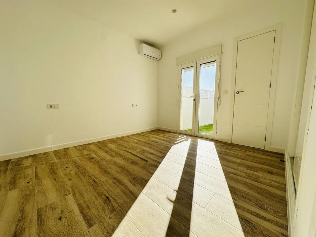 Sale of independent chalet in Barrio El Molino, Torrevieja
 photo 4