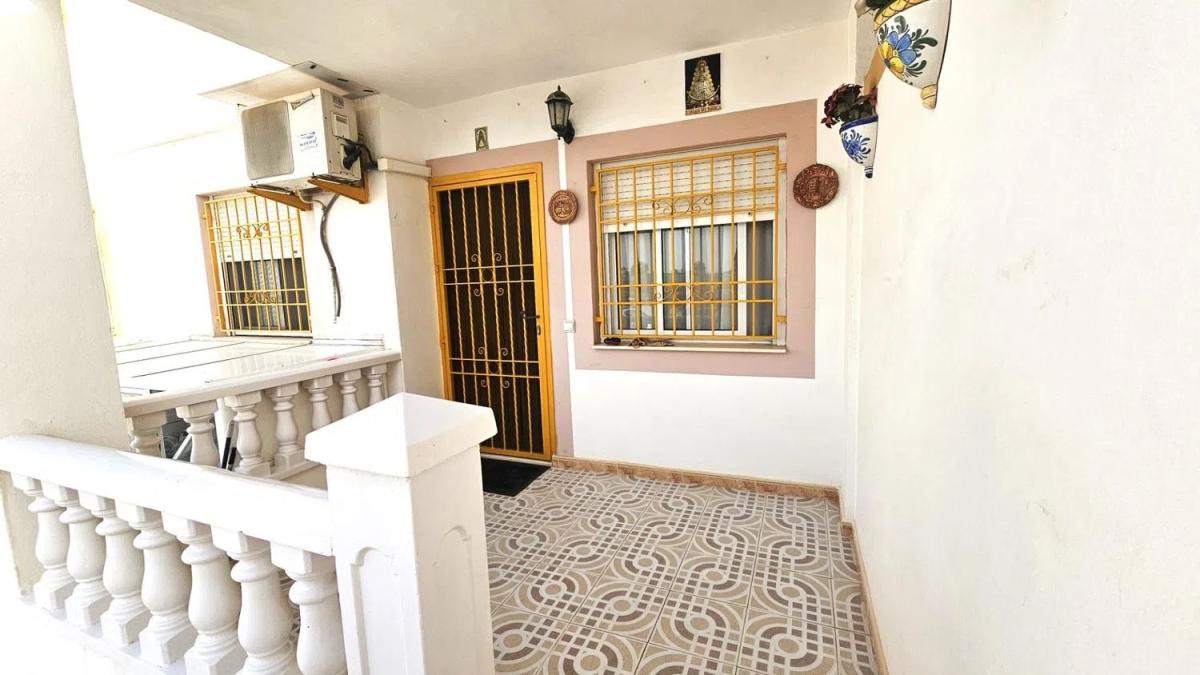 Sale of independent chalet in Barrio Parque de las Naciones, Torrevieja
 photo 2