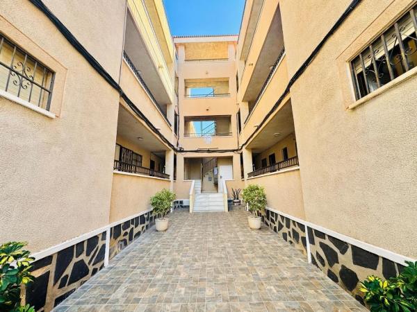 Estudio en venta en Avenida Robleda, 8, Torrevieja thumbnail 1