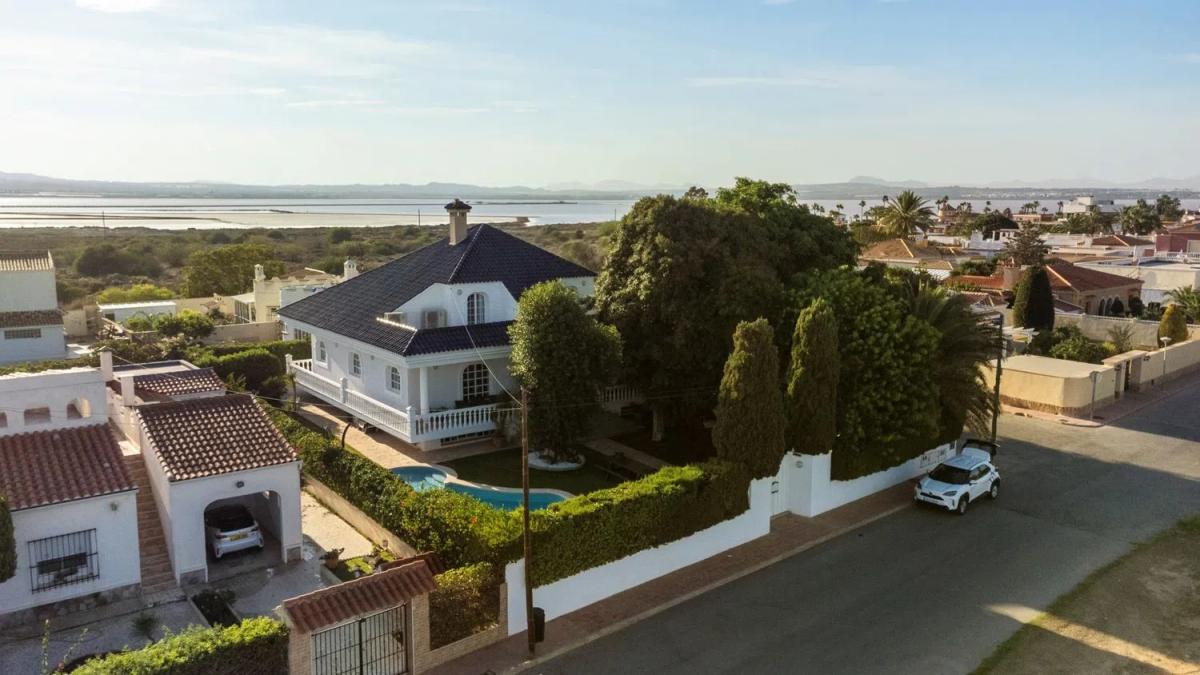 Venta de chalet independiente en Calle Jorge Manrique s/n, Torrevieja
photo 1