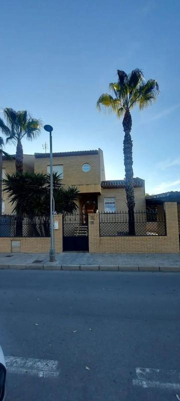 Sprzedaż niezależnego domku jednorodzinnego w Avenida de Malta, Benidorm photo 3