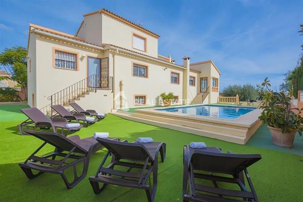 Detached villa for sale in  Calpe Pueblo, Calpe photo 1