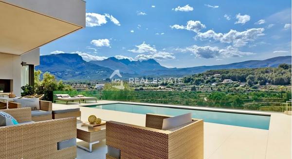 Detached villa for sale in  Calpe Pueblo, Calpe photo 2