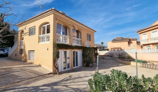 Wolnostojąca willa na sprzedaż w  Pla Senieta, Calpe photo 1