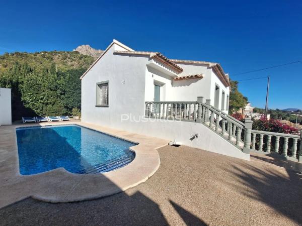 Detached villa for sale in Urbanización Canuta de Ifach, Calpe thumbnail 1