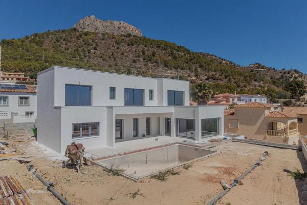 Detached villa for sale in Urbanización Canuta de Ifach, Calpe thumbnail 1