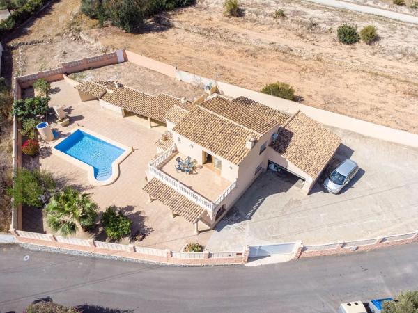 Detached villa for sale in Urbanización Canuta de Ifach, Calpe thumbnail 1