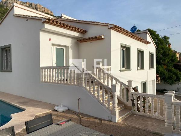 Detached villa for sale in Urbanización Canuta de Ifach, Calpe photo 1