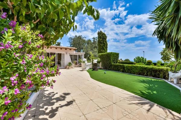 Detached villa for sale in Urbanización Canuta de Ifach, Calpe thumbnail 1