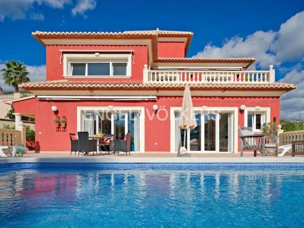 Detached villa for sale in Urbanización Canuta, Calpe thumbnail 1