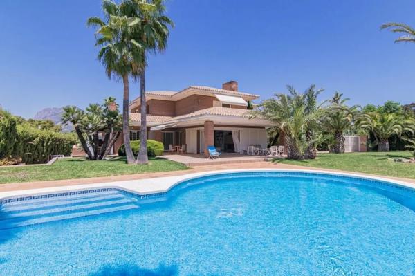 Chalet independiente en venta en  Calle Pekín, Benidorm photo 1