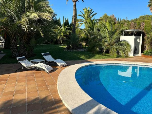 Chalet independiente en venta en  Calle Pekín, Benidorm photo 2