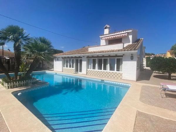 Chalet independiente en venta en  Урбанисасьон Рокас Бланкас, Benidorm photo 1