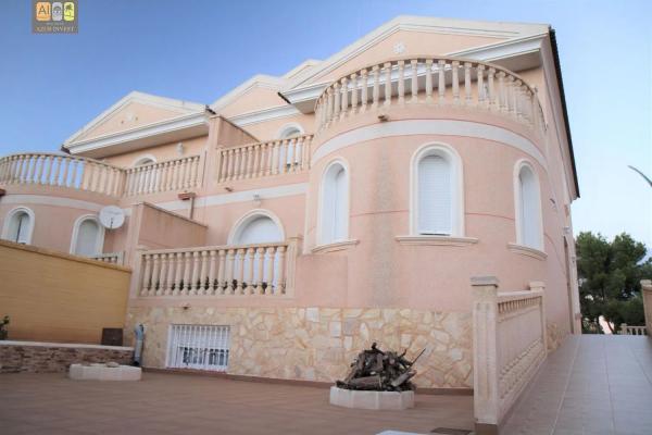 Detached villa for sale in Pueblo Poniente, Benidorm photo 1