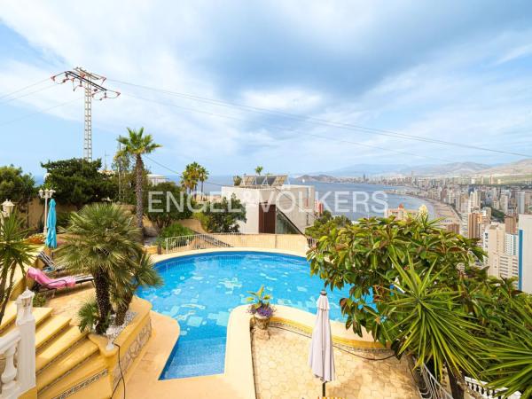 Chalet independiente en venta en Calle Japón, 6, Benidorm photo 1