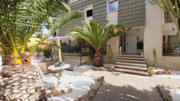 Chalet independiente en venta en  Avenida Doctor Severo Ochoa, Benidorm photo 2