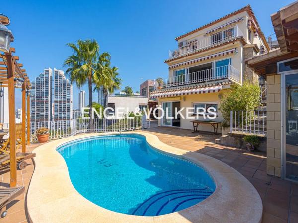 Chalet independiente en venta en  Calle Pekín, 6, Benidorm photo 1
