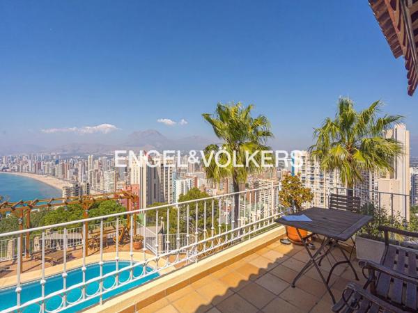 Chalet independiente en venta en  Calle Pekín, 6, Benidorm photo 2
