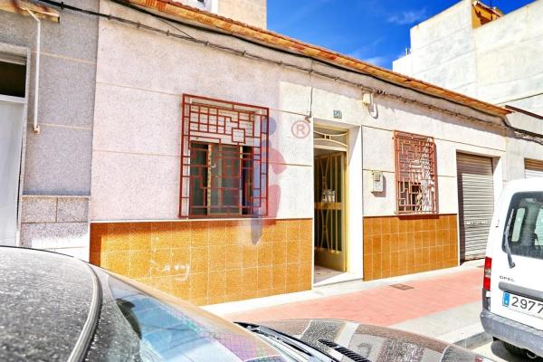 Chalet independiente en venta en  Calle Vicente Ramos, 54, Guardamar del Segura photo 1