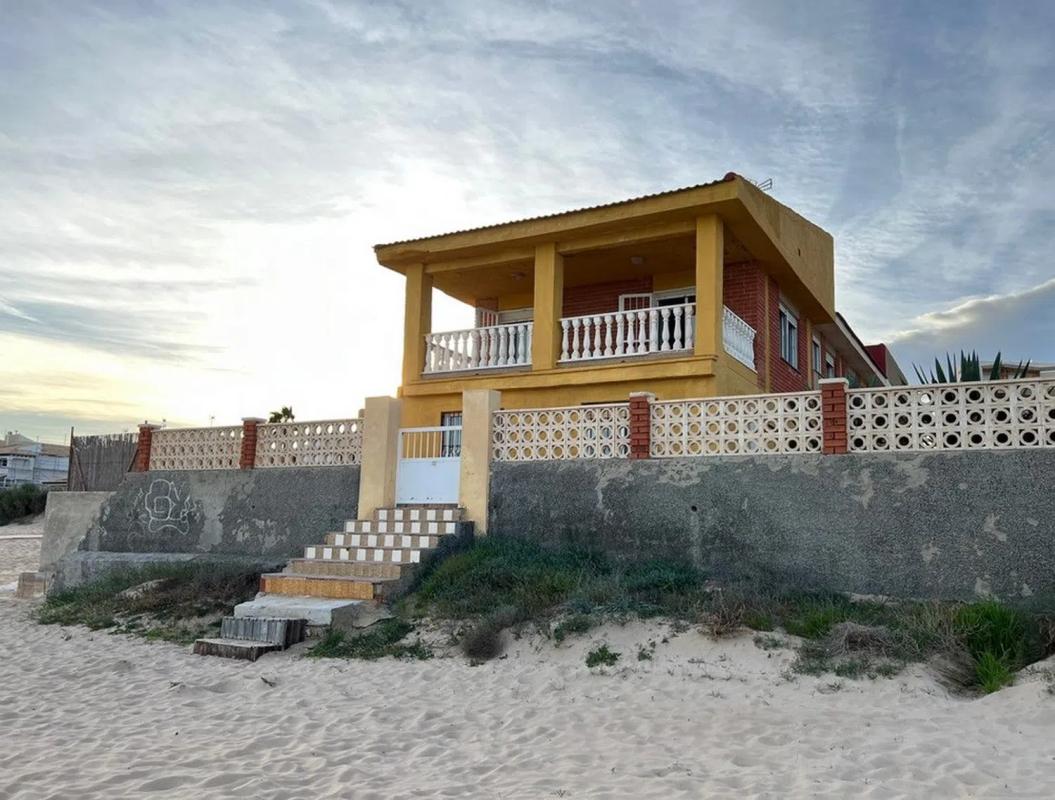 Sale of independent chalet in Avenida de la libertad 89, Guardamar del Segura
photo 1