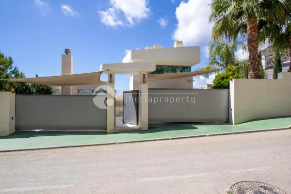 Chalet independiente en venta en Calle Oslo, Altea thumbnail 1