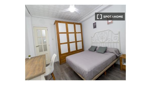 Piso de 3 habitaciones en alquiler en Valencia photo 1