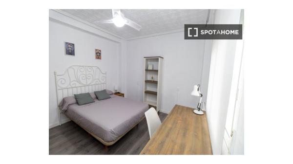Piso de 3 habitaciones en alquiler en Valencia photo 4