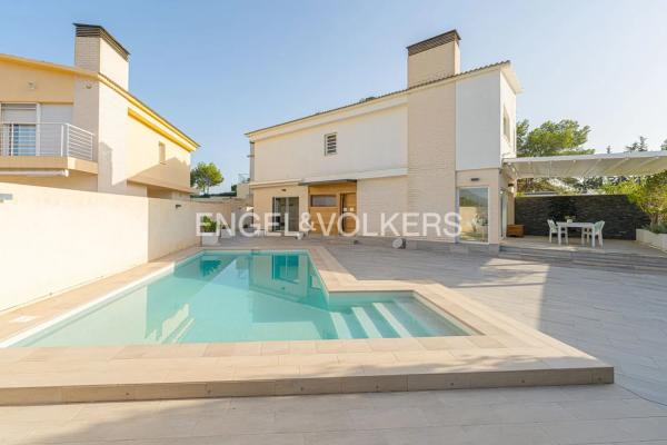Коттедж на продажу в Calle Turquesa, Альфас Дель Пи thumbnail 1