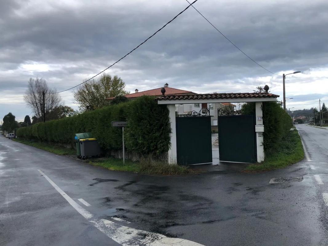 Sale of independent chalet in Campus norte - S.Caetano, Santiago de Compostela
photo 2