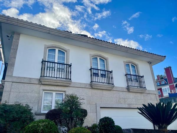 Chalet independiente en venta en  Calle Burdeos, A Coruña photo 1