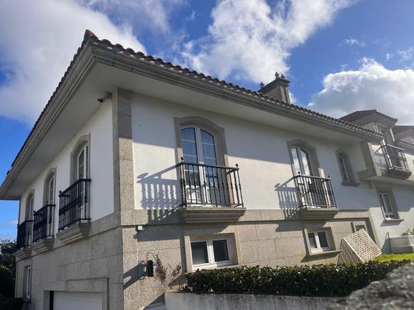 Chalet independiente en venta en  Calle Burdeos, A Coruña photo 2
