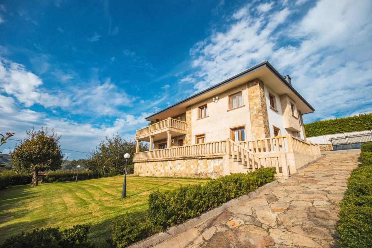Продажа отдельного шале в  Área de Ames, Эймс photo 2