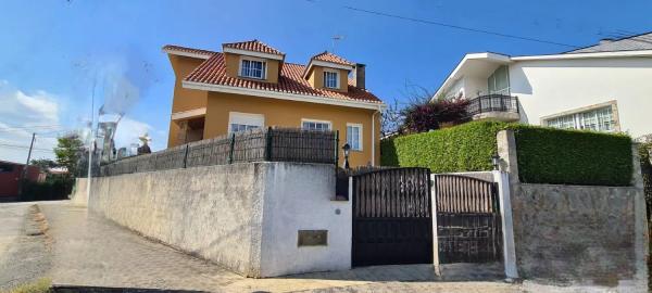 Chalet independiente en venta en Calle do Campo, Oleiros photo 1